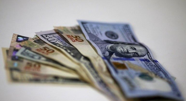 Dólar fecha em alta, a R$ 5,11, e Ibovespa no azul