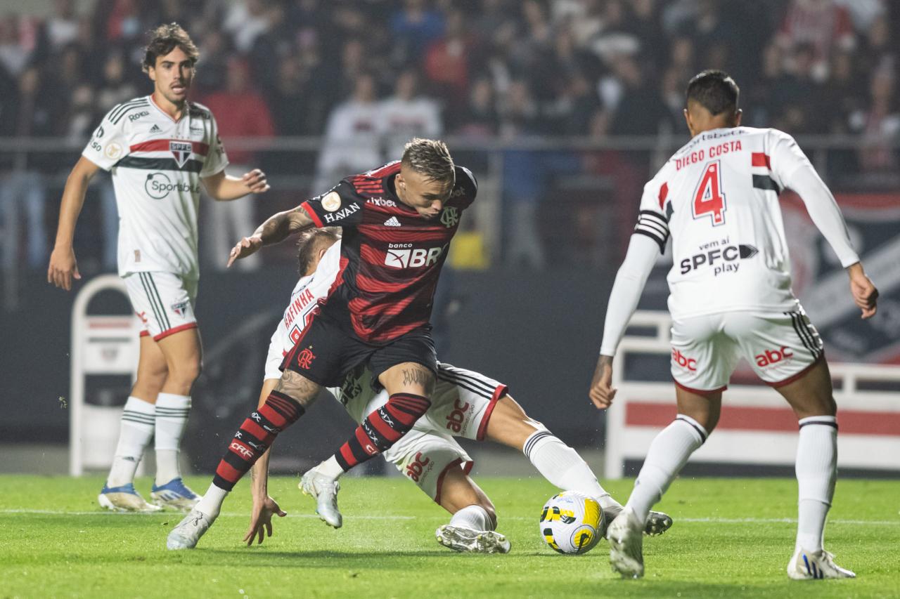 Flamengo vence o São Paulo e sai com a vantagem na Copa do Brasil