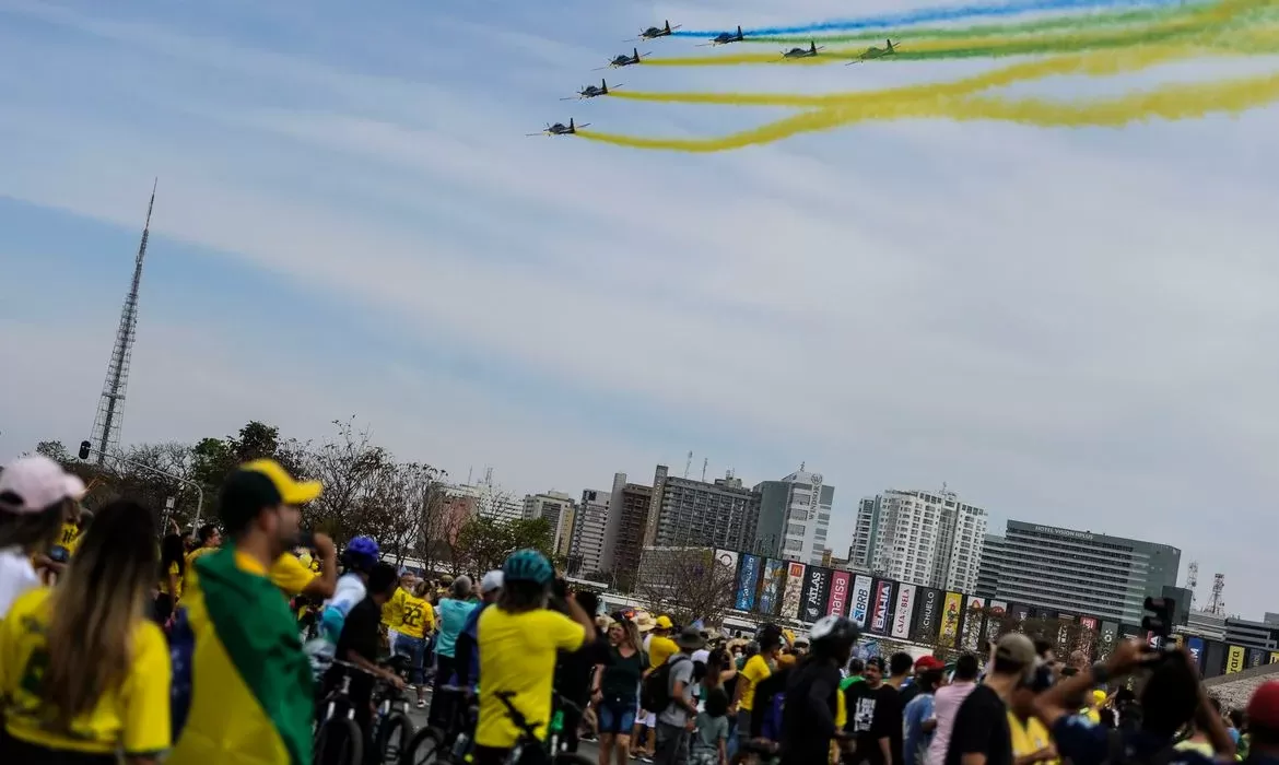 Desfile em comemoração ao Bicentenário reúne multidão em Brasília