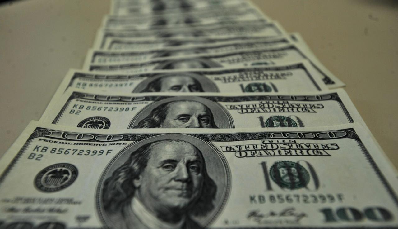 Dólar ajusta para baixo após salto dos últimos dias