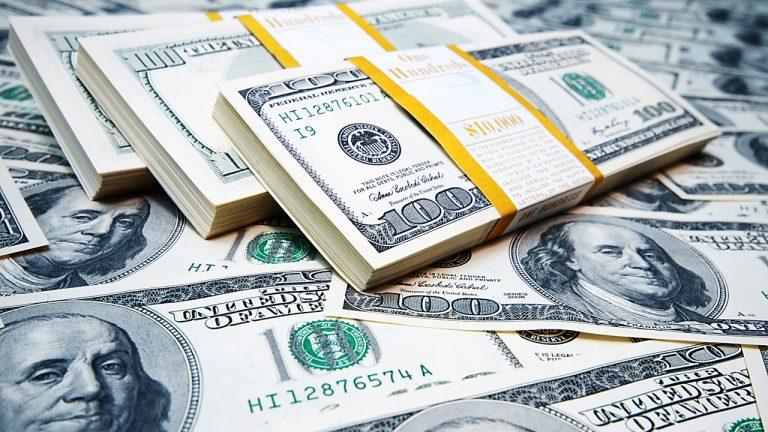 Dólar estende disparada e vai a pico em 2 meses com solavanco global