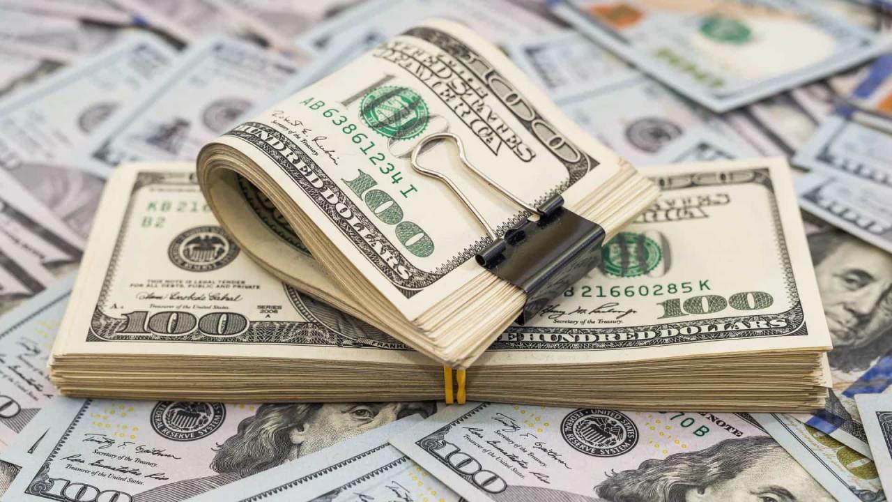 Dólar estende perdas e real é destaque no mundo com alívio local; Fed segue em foco