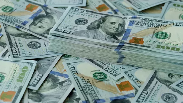 Dólar fecha semana, mês e trimestre em alta à espera de 1º turno das eleições