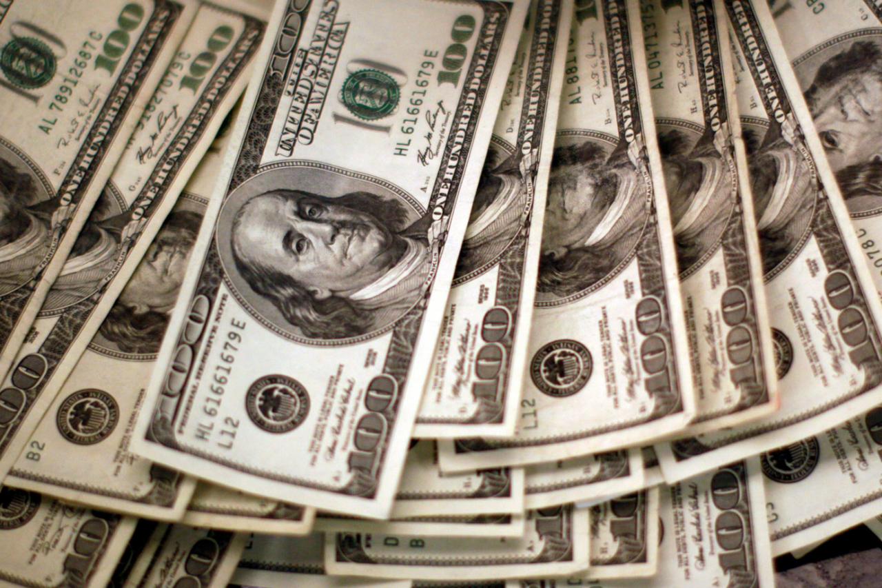 Dólar salta a pico em 1 mês com indicação dura do BC, véspera de feriado e exterior ruim