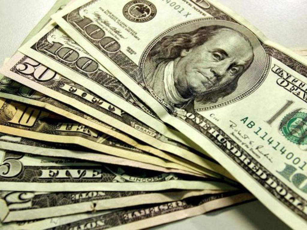 Dólar tem leve queda ante real, mas não compensa salto da véspera por temores sobre Fed