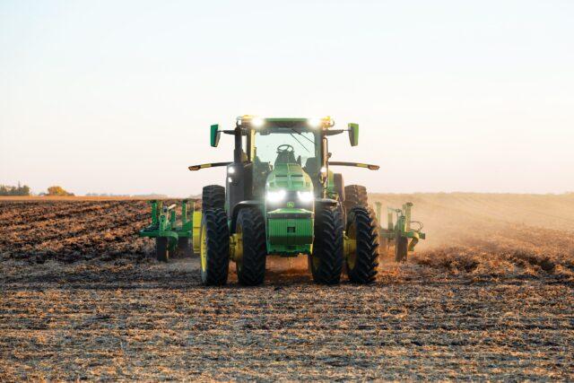 Empresa de máquinas agrícolas investe bilhões em tratores autônomos