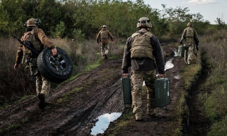 Chefe da espionagem britânica alerta para esgotamento dos militares russos: 