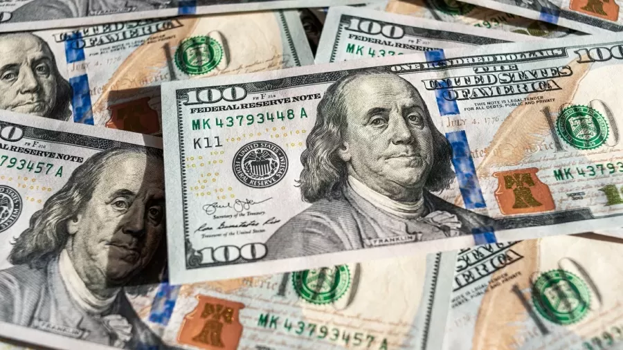 Dólar fecha em alta após vaivém com cautela externa e cena local dividindo atenções