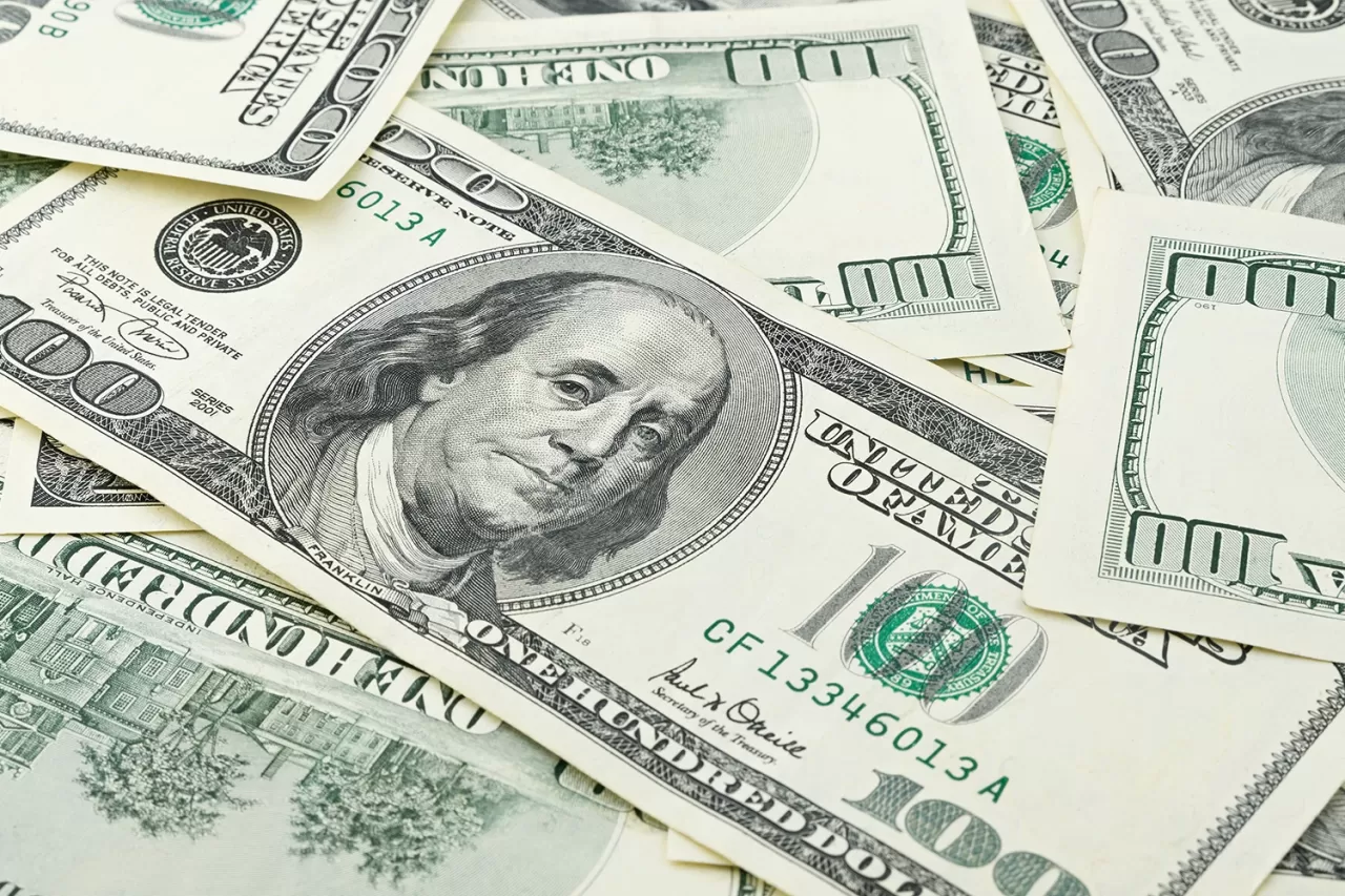 Dólar tem leve alta após dado de emprego dos EUA, mas marca maior perda semanal em mais de 2 meses