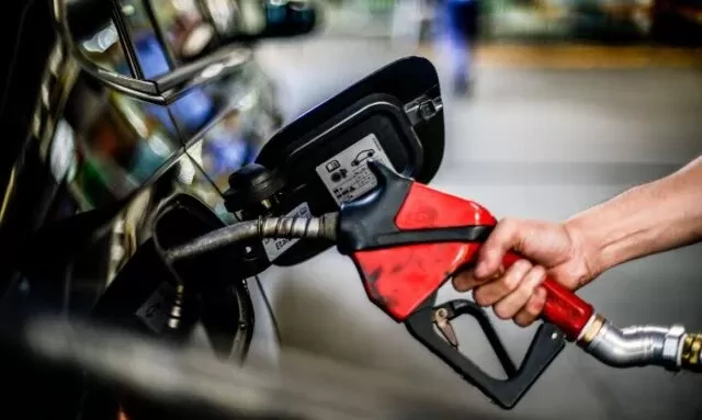 Preço médio da gasolina cai pela 15ª semana consecutiva