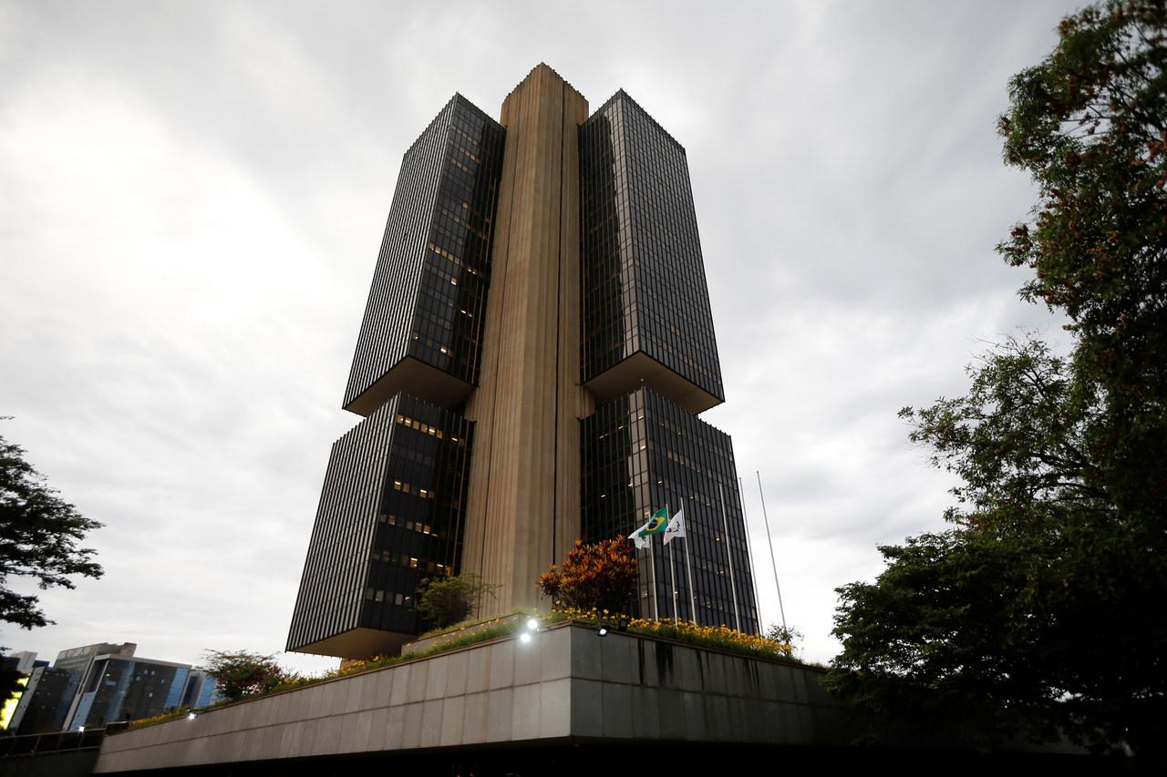 Com incertezas e volta da inflação, juros não devem cair mais em 2022
