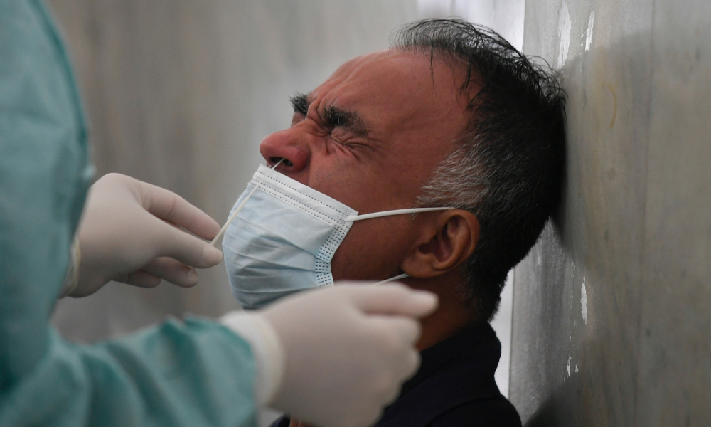 Com nova onda, número total de mortes por Covid-19 se aproxima da marca de 700 mil
