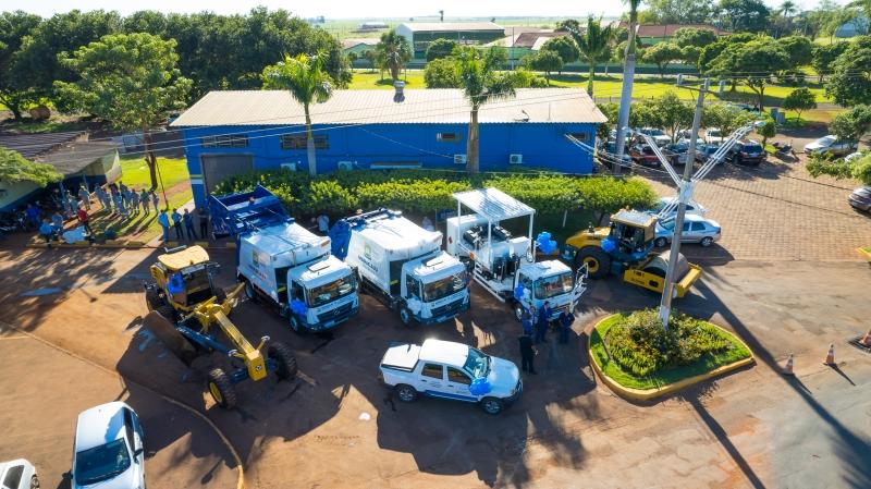 Com recursos próprios, Prefeitura de Maracaju investe mais de 3 milhões na compra de 2 Caminhões de Lixo, Rolo Compactador, Motoniveladora, Caminhão C