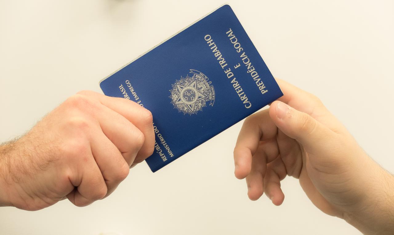 Desemprego cai para 8,3% em outubro e atinge menor nível desde 2015