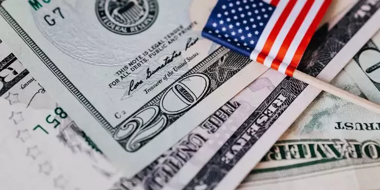 Dólar cai mais de 1% com moderação de tom de Lula e esperança de desidratação da PEC da Transição