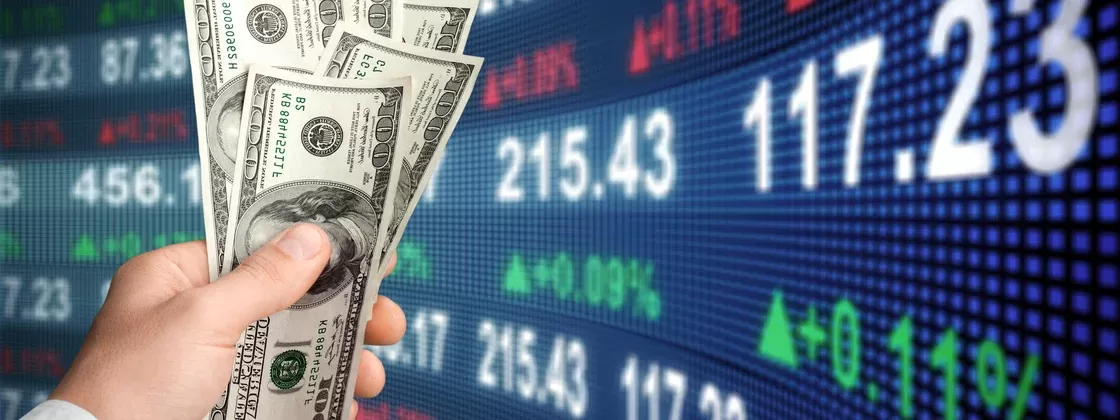 Dólar recua ante real com esperanças de gasto extra-teto moderado na PEC da Transição