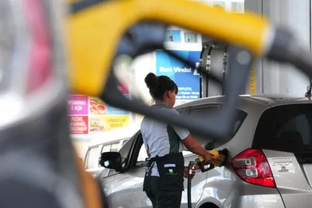 Gasolina sobe pela 6ª semana seguida no Brasil