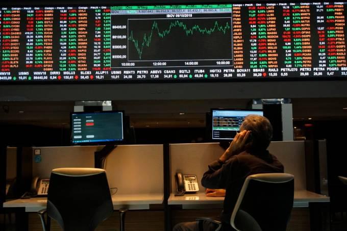 Ibovespa fecha em alta puxada por salto de Copel após titubear com petróleo