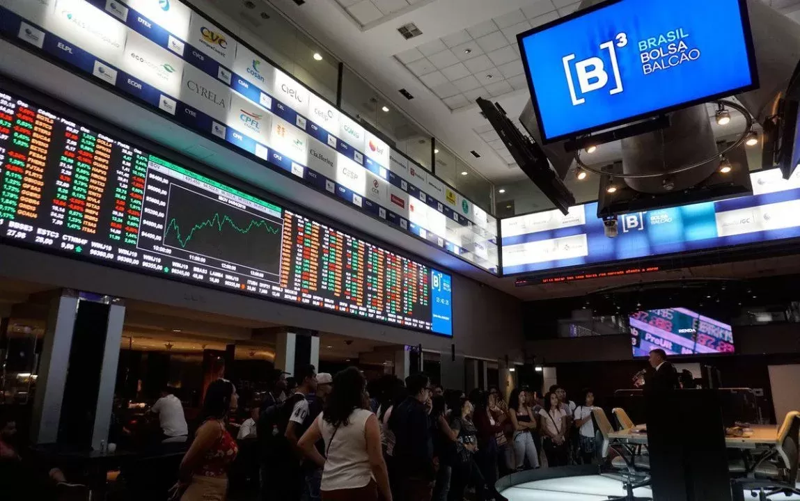Ibovespa sobe com ajustes e PEC no radar; Petrobras e Vale sobem