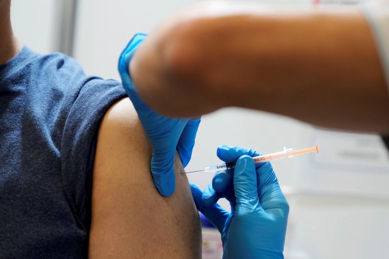 Infectologista alerta que novo remédio contra a Covid-19 não substitui vacinação