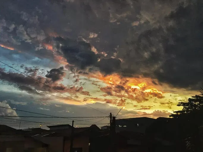 Tempo abafado e temporais pelo Brasil