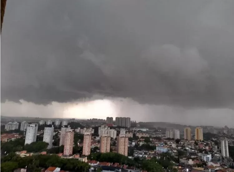 Brasil tem mais um dia com muitas nuvens e chuva