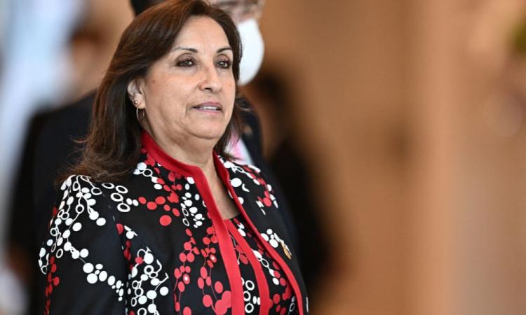 Dina Boluarte assume presidência do Peru e se torna a primeira mulher a alcançar o cargo