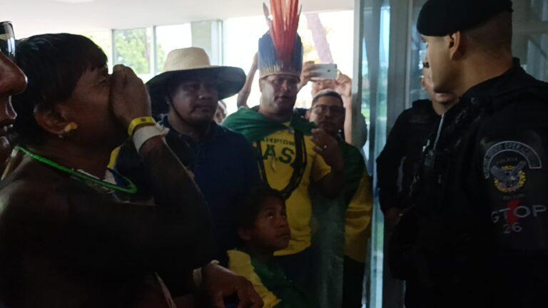 Em aeroporto, indígenas protestam contra Lula: 