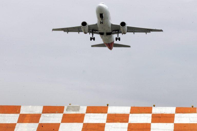 Greve de pilotos e comissários atrasa voos em aeroportos