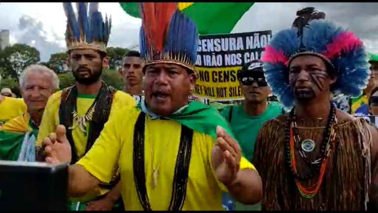 Indígenas se manifestam contra Lula na Esplanada dos Ministérios