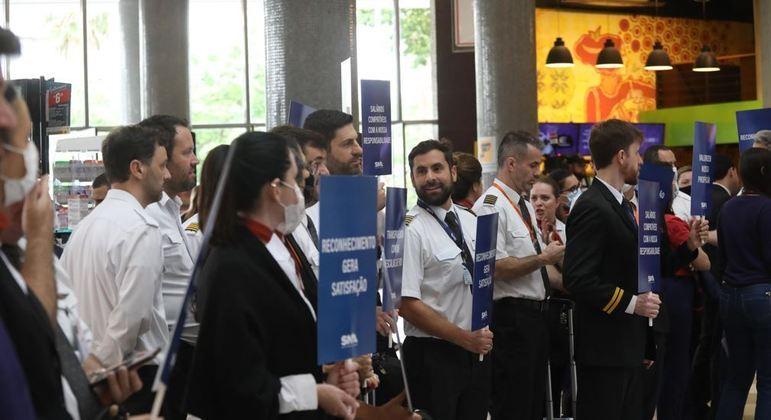 Segundo dia de greve de pilotos e comissários afeta voos em aeroportos do país