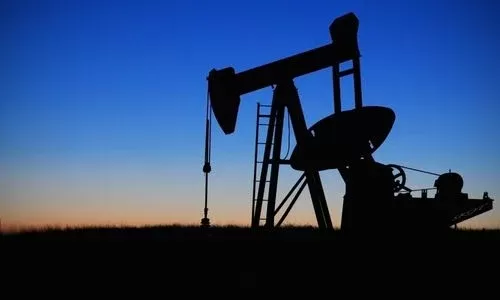 AIE prevê demanda recorde por petróleo em 2023
