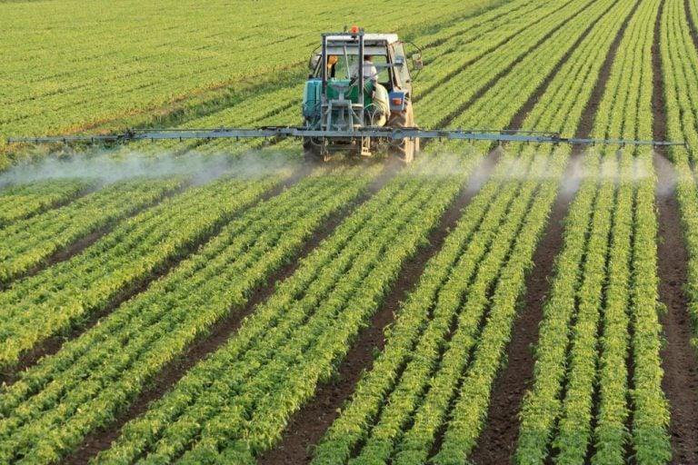 Brasil paga mais caro por um volume menor de fertilizantes