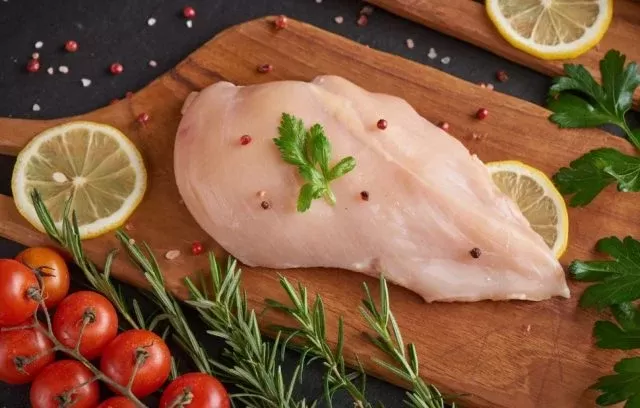 Carne de frango: exportações encerram 2022 com recordes