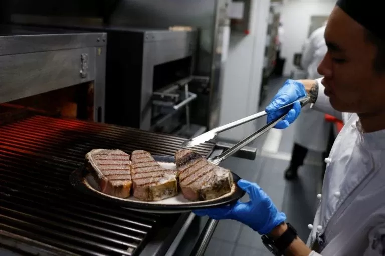 Cenário global pode afetar vendas de carnes e grãos do Brasil em 2023.