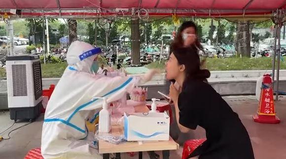 Governo de Xi Jinping critica restrições impostas a passageiros chineses