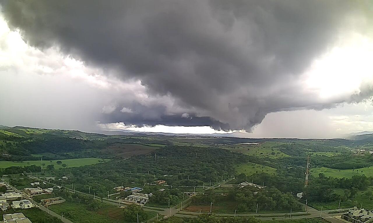 ZCAS se desfaz, mas Brasil ainda tem muita chuva nesta terça.