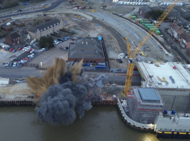 Bomba da 2ª Guerra Mundial explode na Inglaterra