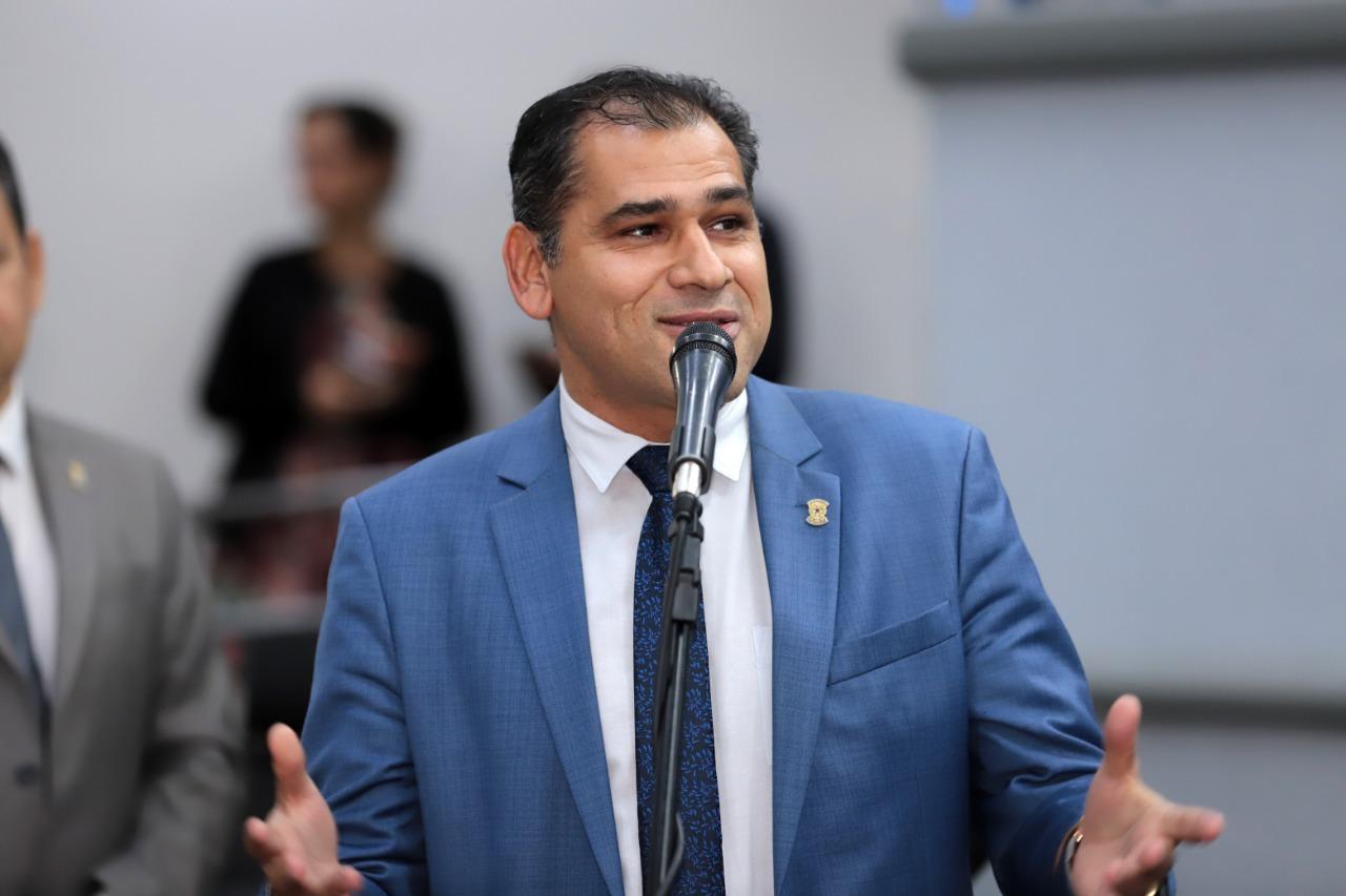 Betinho vota a favor de projetos que garantem reajuste a professores