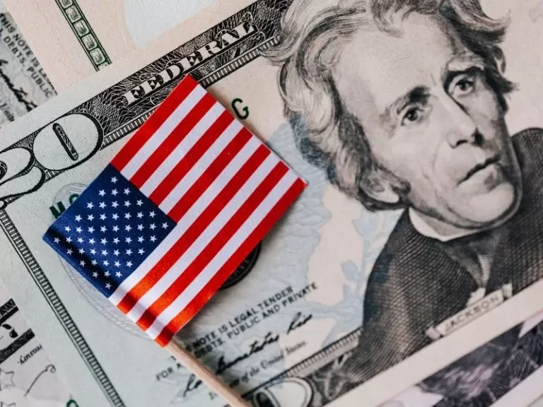 Dólar sobe pelo segundo pregão seguido