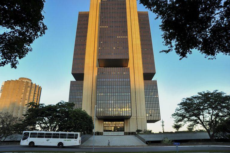Mercado projeta queda na inflação e PIB menor para 2023