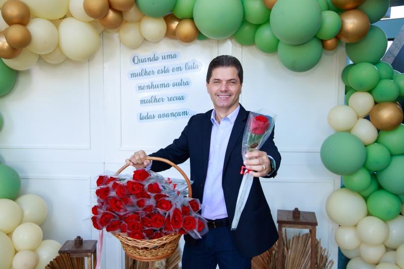No “Dia da Mulher”, Prefeito Marcos Calderan recepciona servidoras públicas de Maracaju.
