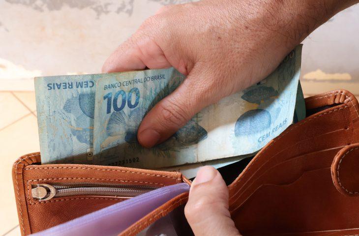 Governo de MS antecipa salário de abril e pagamento fica disponível antes do feriado.