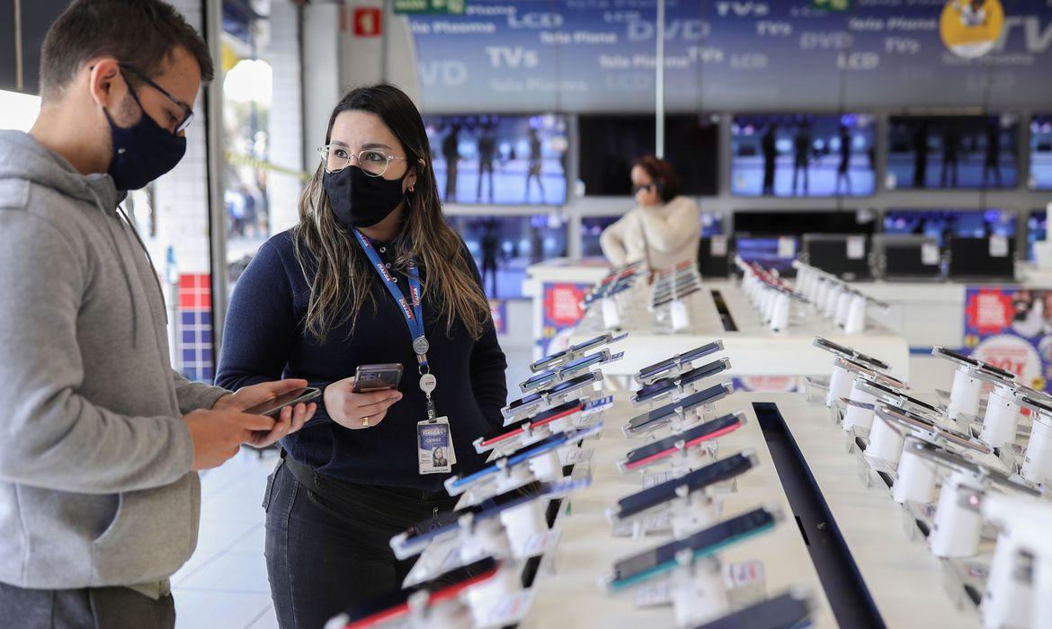 Vendas do comércio crescem em março e têm melhor primeiro trimestre desde 2018, aponta IBGE