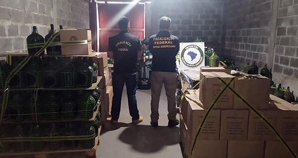 Equipe do Mapa apreende cerca de 41 mil litros de vinho em situação irregular.