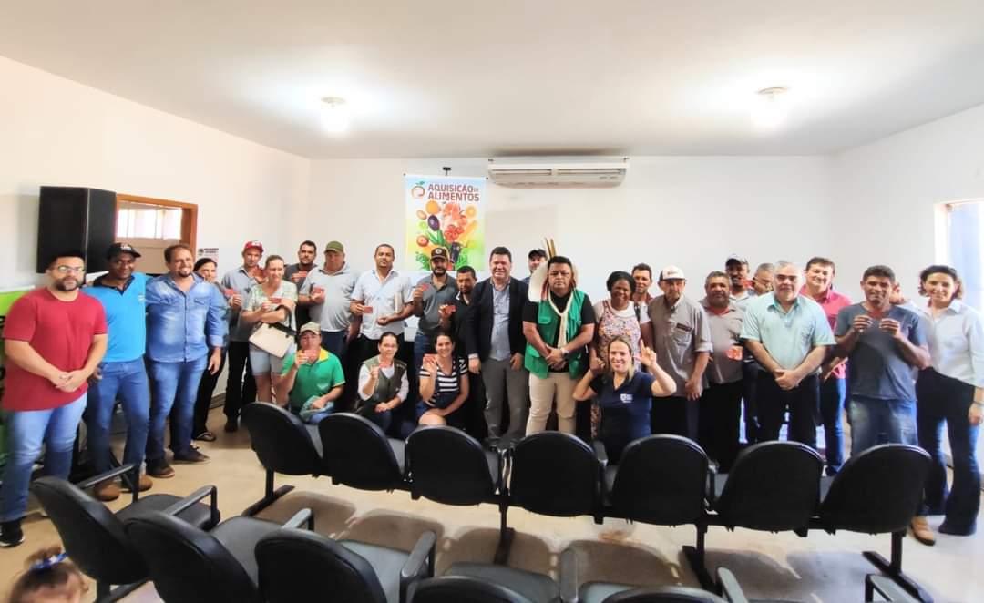 Semadesc entrega cartões do Programa de Aquisição de Alimentos a produtores de leite do Assentamento Itamarati