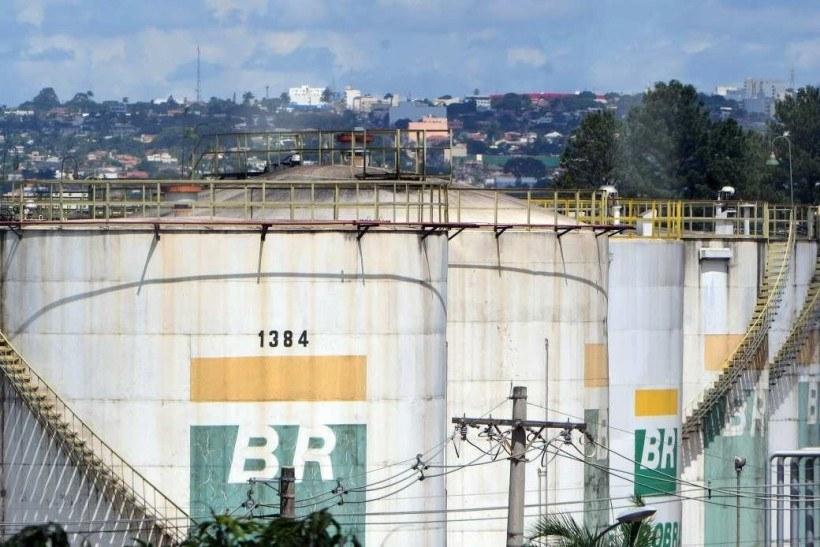 Preço do diesel da Petrobras já tem defasagem de R$ 0,62 por litro e da gasolina R$ 0,23, diz Abicom; companhia deve fazer reajuste em breve