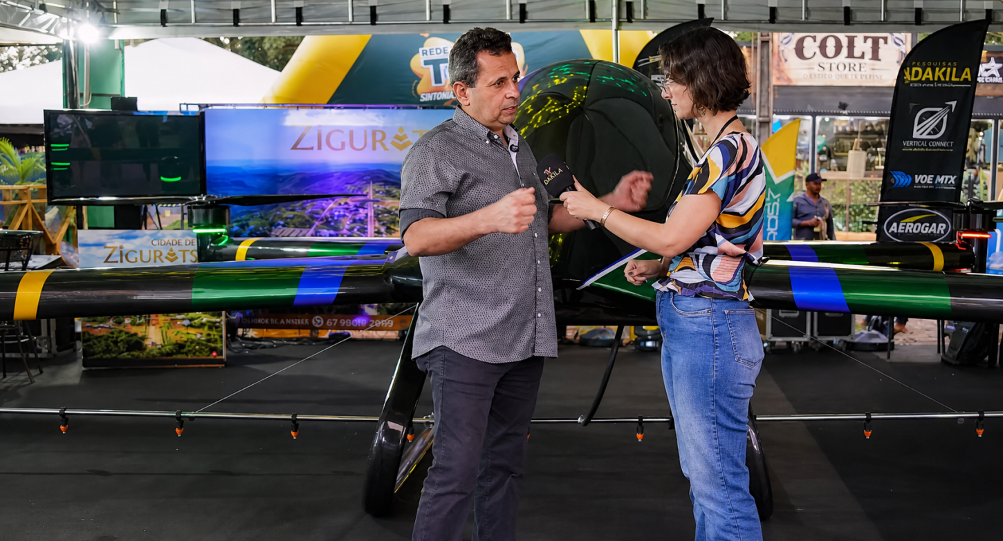 Urandir, CEO da Dákila Pesquisas, esteve presente na Expogrande 2026 durante a apresentação do Skyros no stand da Rede Top FM