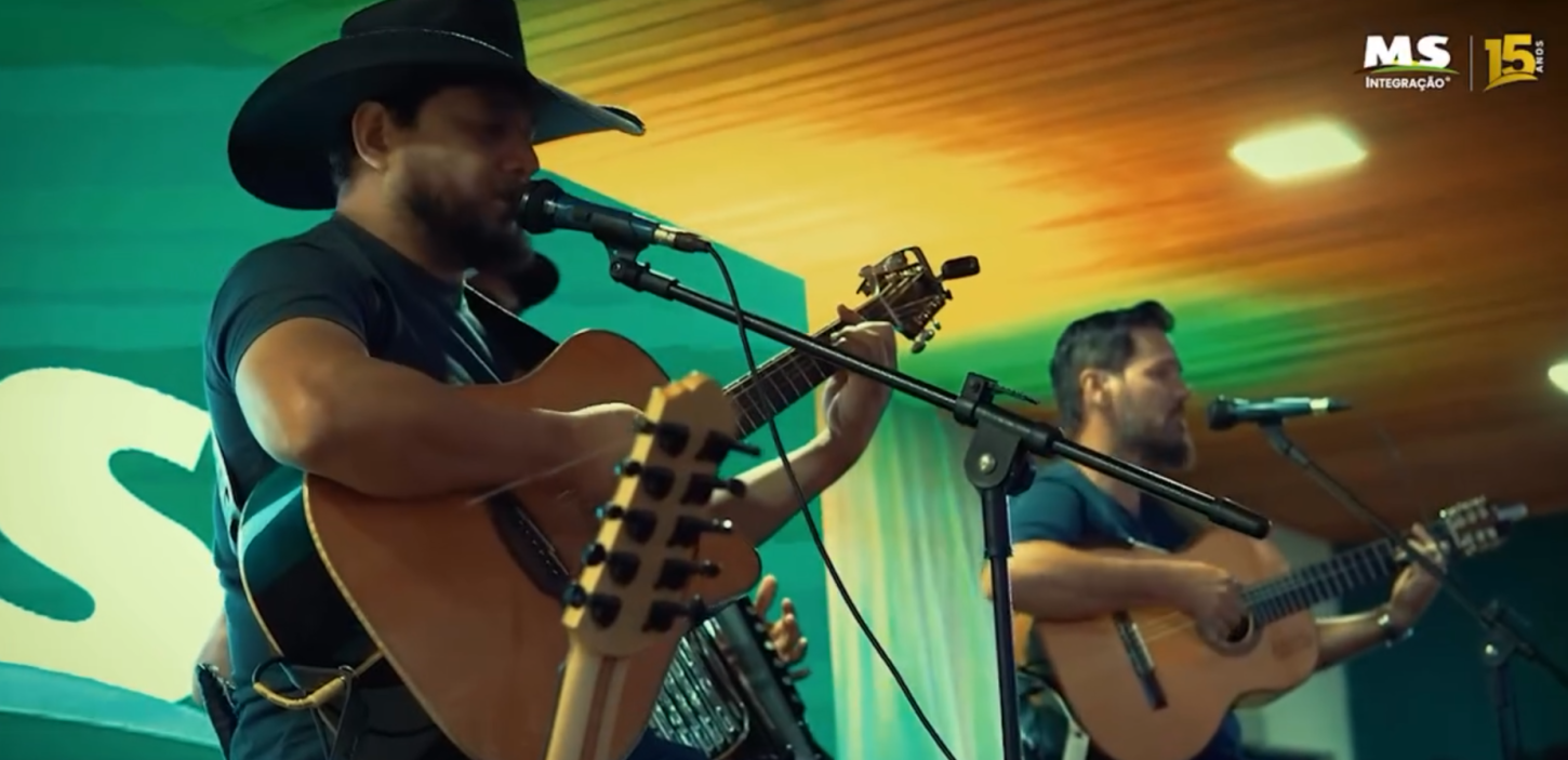 A programação da noite também contou com música ao vivo, em um ambiente de confraternização preparado para marcar os 15 anos da empresa
