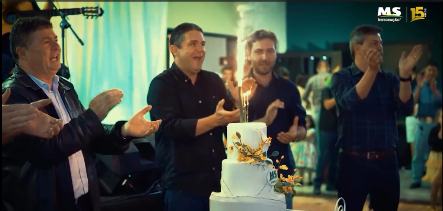 Momento simbólico da noite: convidados e integrantes da MS Integração celebram, ao lado do bolo, os 15 anos de uma trajetória construída no agronegócio
